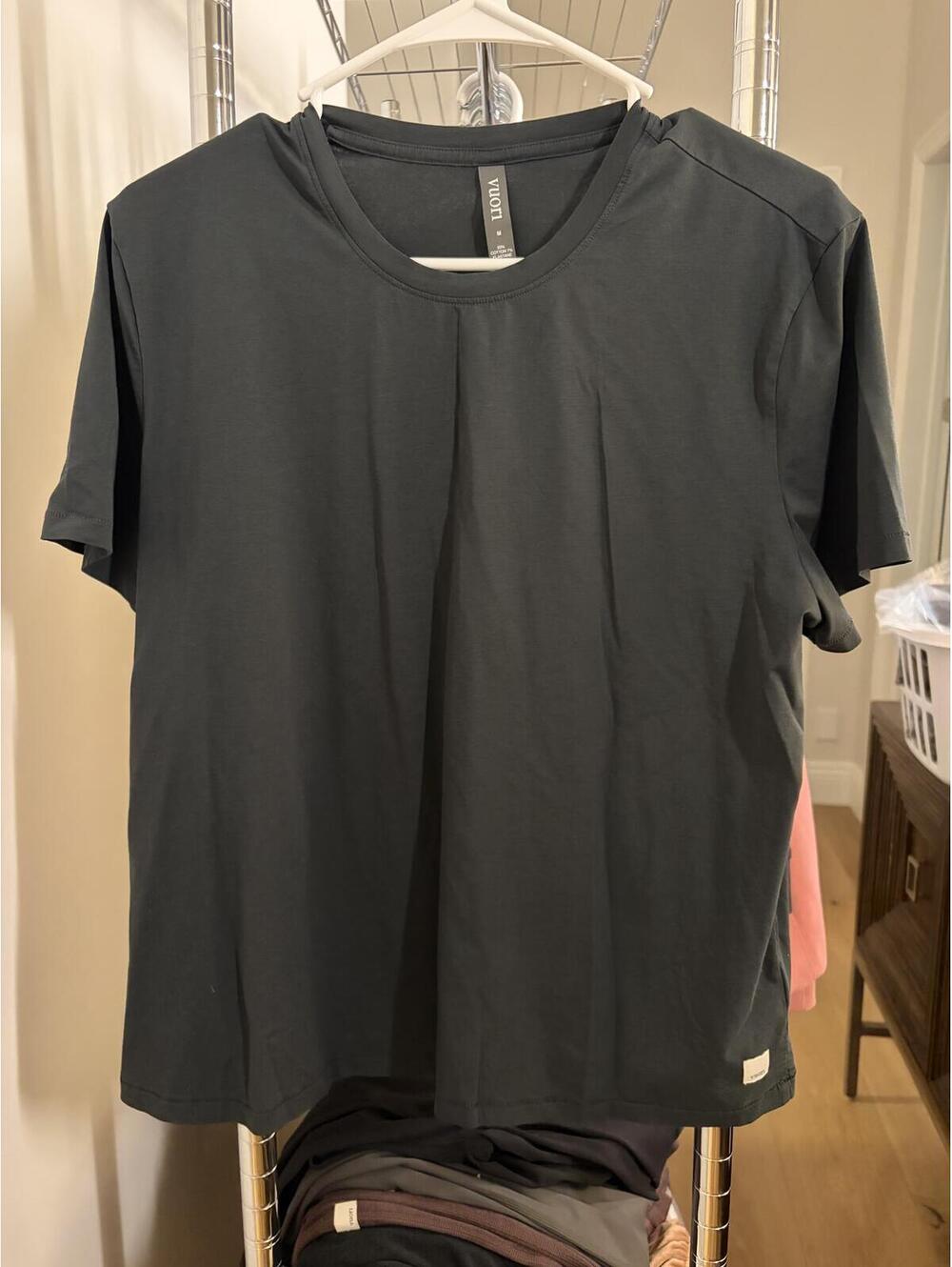 Vuori Women's Tshirt size M